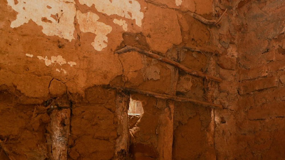 Detalhe da parede de taipa com estrutura de madeira