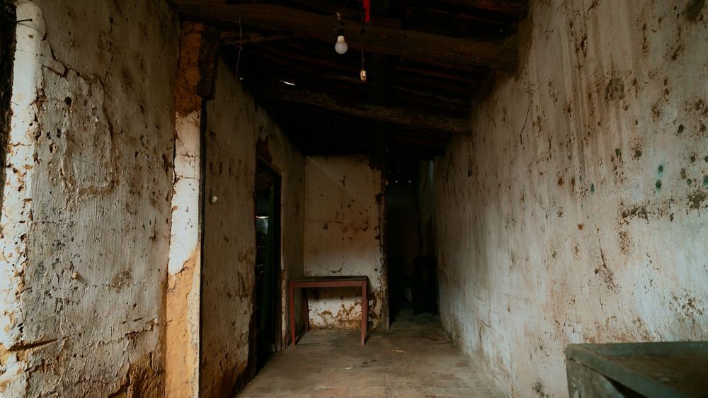 Corredor interno da Casa 1940 com paredes de taipa