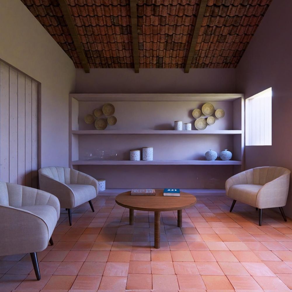 Projeto da sala de estar com poltronas e prateleiras expondo artesanato